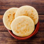 Arepa grande con mantequilla y queso