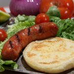Chorizo con arepa